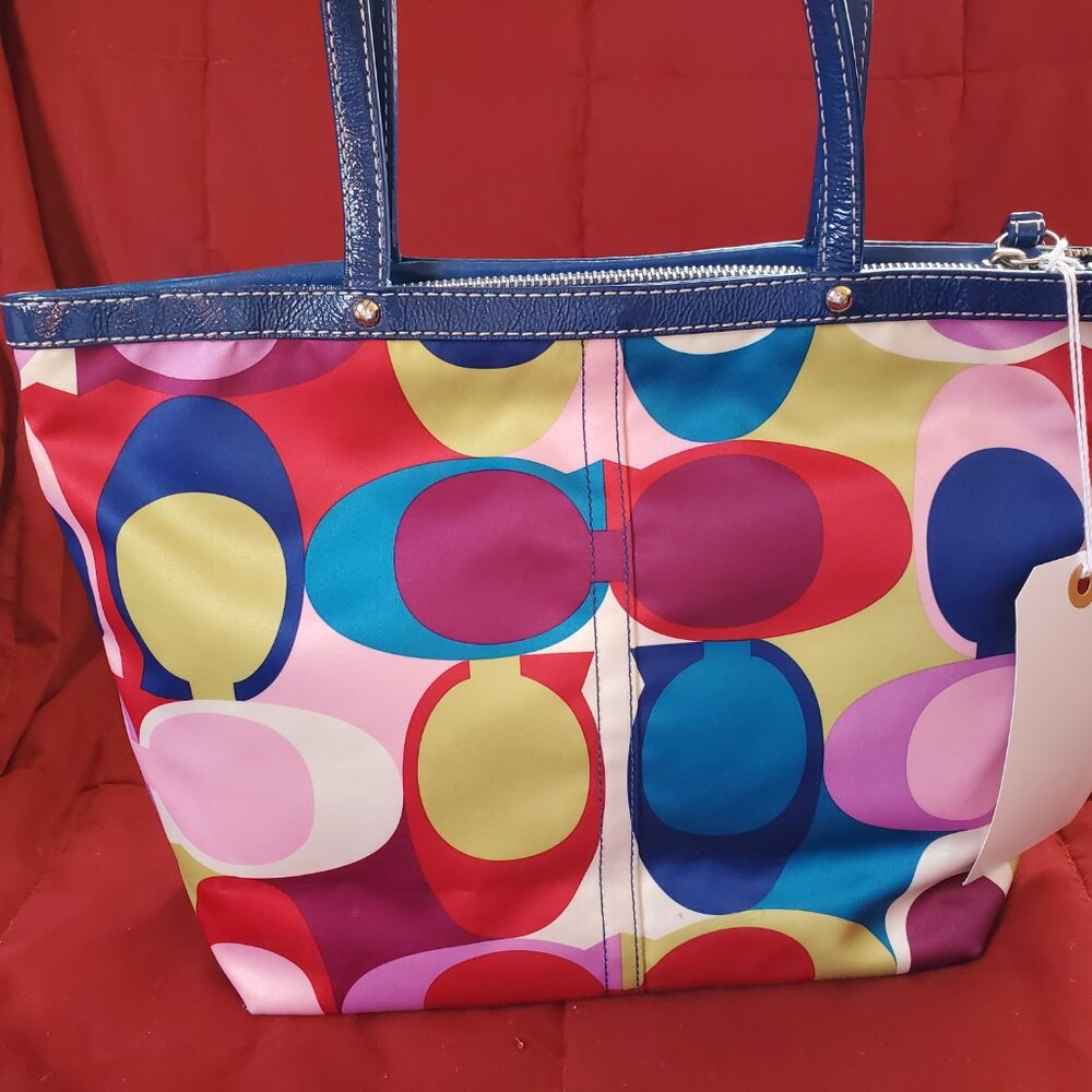 Coach Signature Logo Sateen Scarf Print Tote (F15183) - Picture 4 of 10